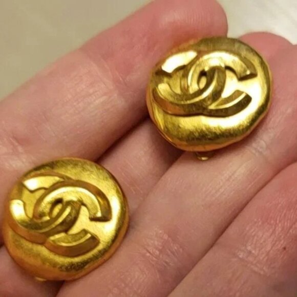 Chanel Vintage Interlocking CC Clip On Earrings 24K Gold-Plated - Picture 9 of 14